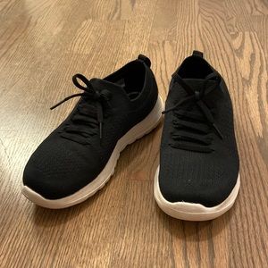 Sketchers women’s tennis shoe